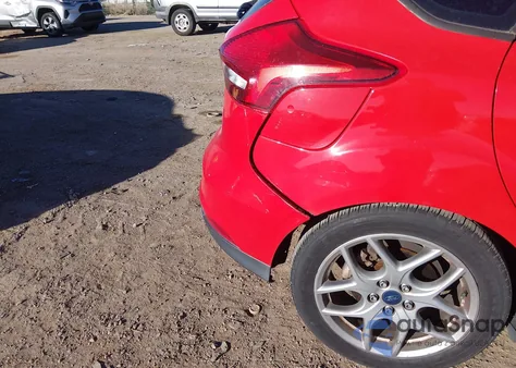 2015 Ford Focus Se z USA, uszkodzony, nr VIN 1FADP3K28FL326512